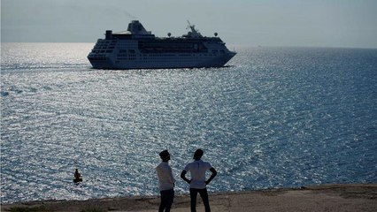 Navi da crociera via da Cuba