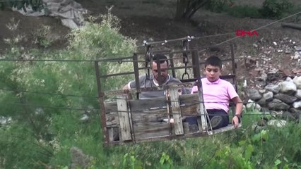 ARTVİN ÇORUH NEHRİ'NDEN İLKEL TELEFERİKLE GEÇİP AKRABALARIYLA BAYRAMLAŞIYORLAR