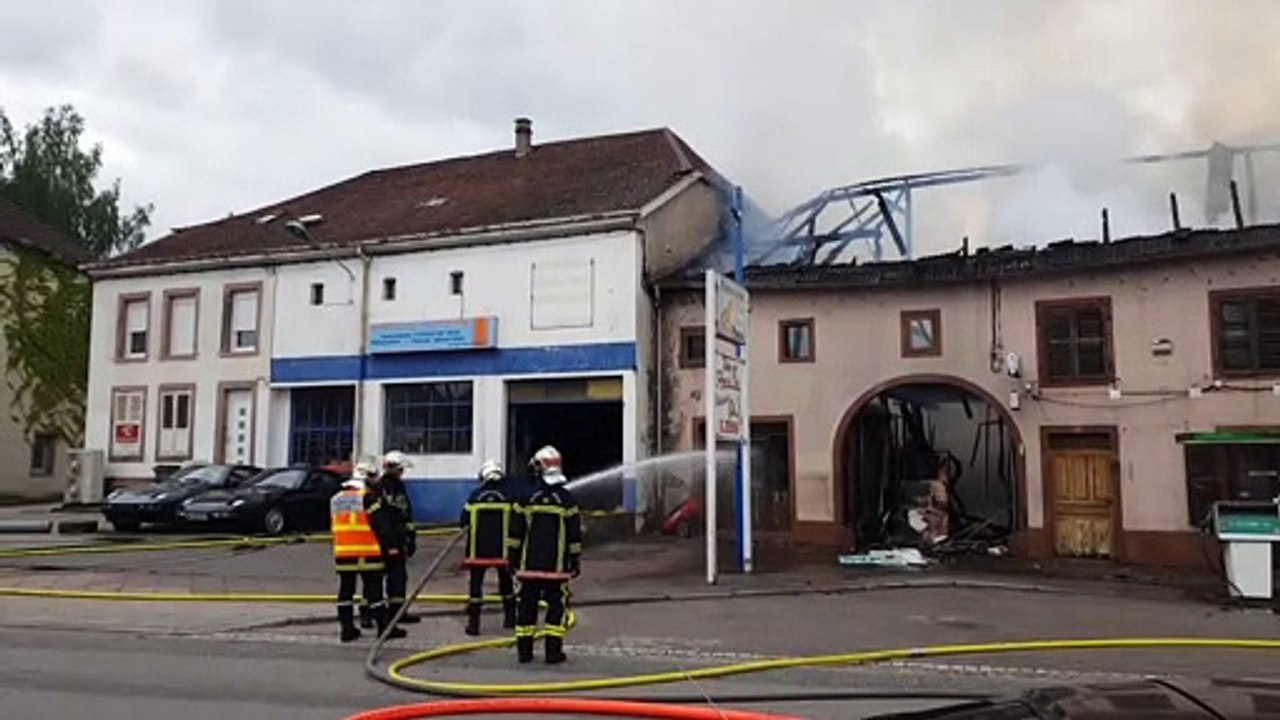 L'ancienne épicerie du village prend feu