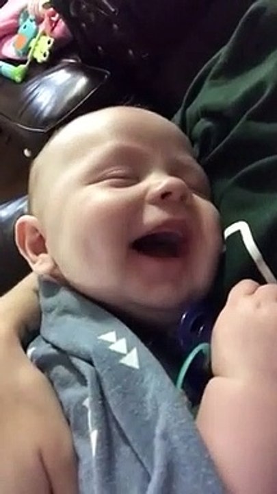 Adorable : ce bébé rigole en dormant dans ses rêves !