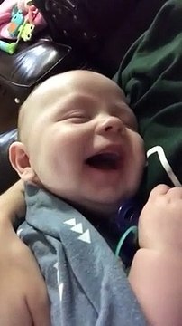 Adorable : ce bébé rigole en dormant dans ses rêves !