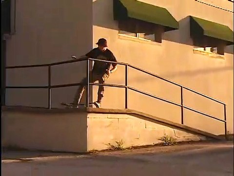 Ce skateboarder s'éclate au sol... sans skateboard !