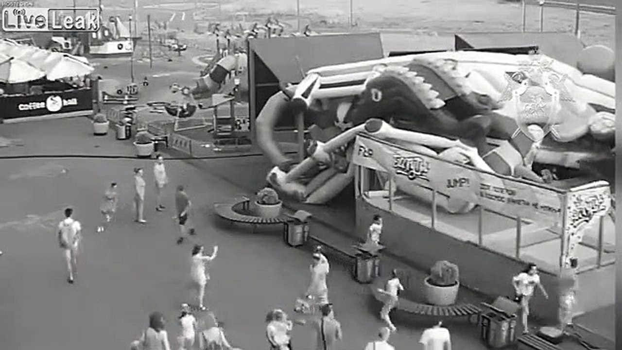 Envol d'un chateau gonflable géant avec des enfants dessous !