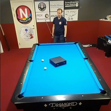 Coups de billard avec des verres à vin et des pièces de monnaie !
