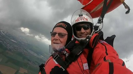 Fallschirmsprung die 2te: D-Day-Veteranen stürzen sich erneut in die Tiefe