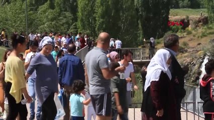 VAN MURADİYE ŞELALESİ'NE ZİYARETÇİ AKINI