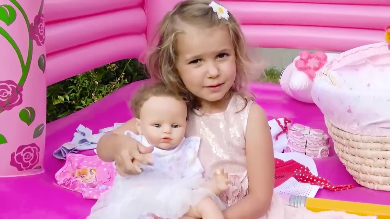 Katy pretendplay with baby doll. Kinderlieder und lernen Farben lernen Farben Baby spielen Spielzeug Entertainment Kinderreime. Мистер Макс и Мисс Кейти Новые Серии 2019 года. أطفال مضحك ضد شبح - جوني جوني أغاني الحضانة قافية وتعلم الألوان لل