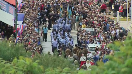 Tributes to D-Day veterans at service in Arromanches