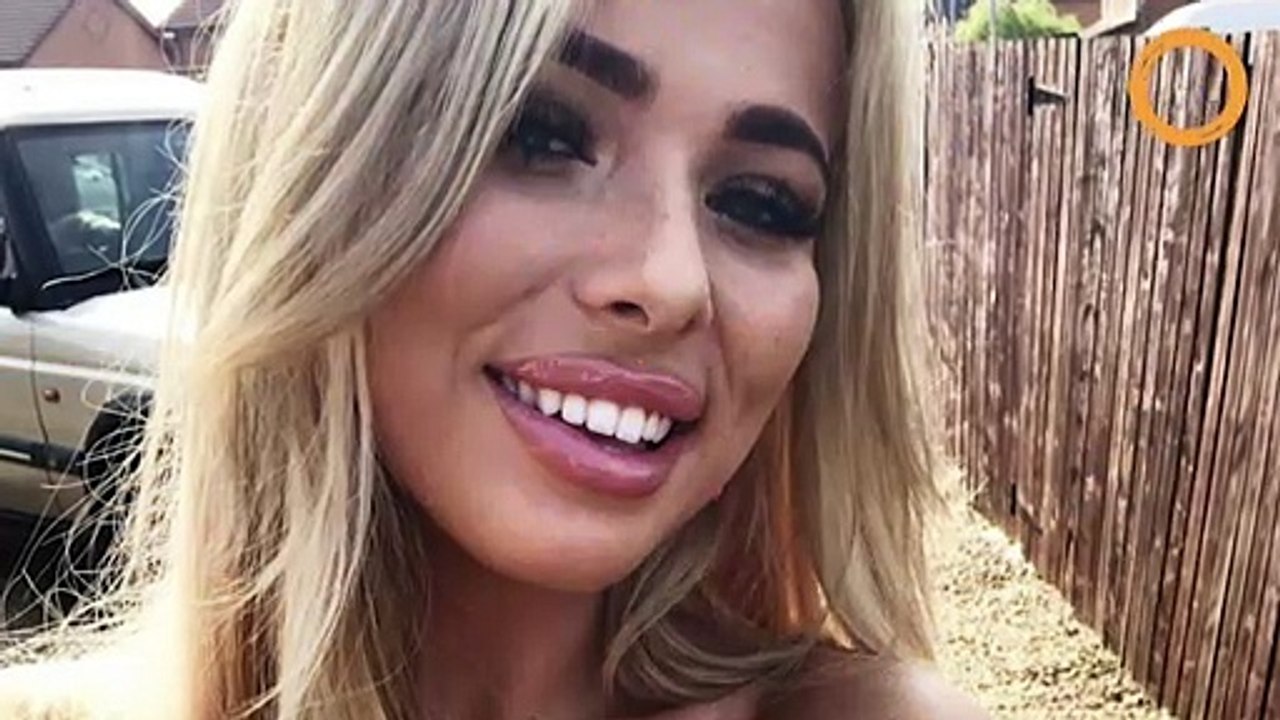 Elle veut s'épiler les aisselles mais elle oublie la cire... et ses bras restent collés !