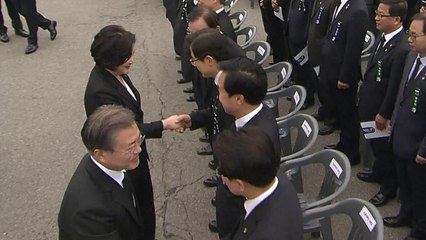 [영상] '악수 패싱' 없었다...김정숙 여사·황교안 대표 악수 / YTN