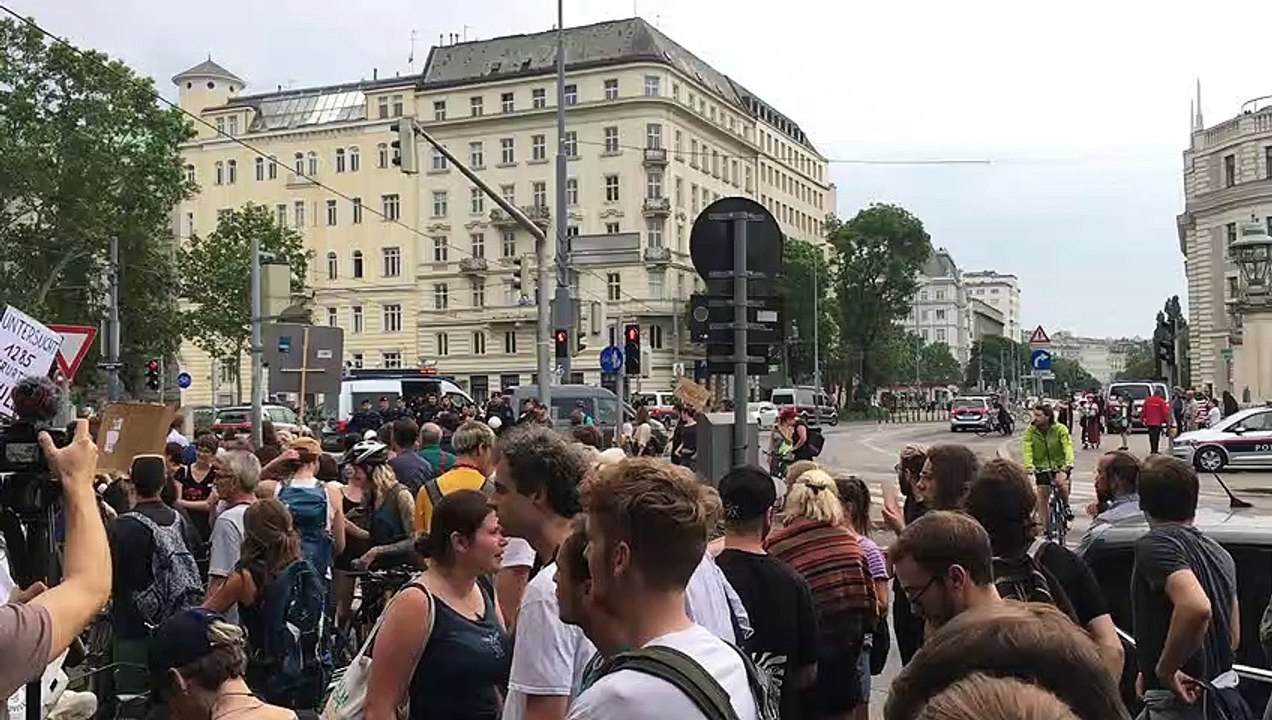 Demo gegen Polizeigewalt: Start vor Verkehrsministerium