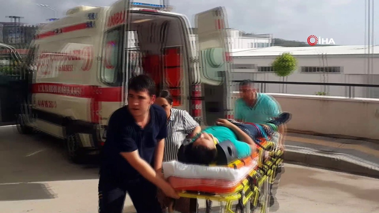 Duramayan otobüs kırmızı ışıkta bekleyen otomobillere çarptı: 9 yaralı