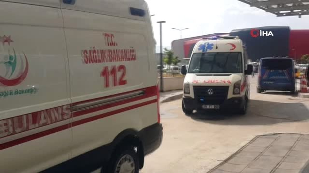 Duramayan otobüs kırmızı ışıkta bekleyen otomobillere çarptı: 9 yaralı