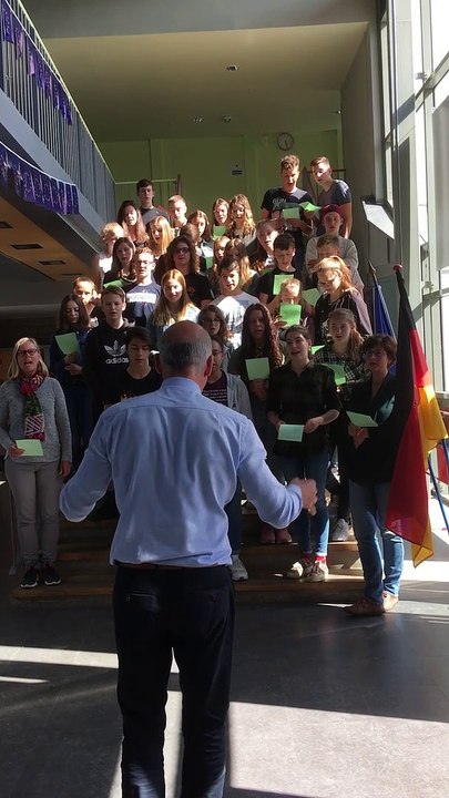 Hymne européen chanté par les collégiens en allemand et en français