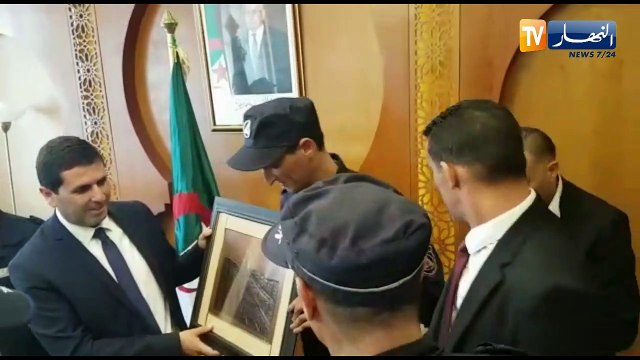 شاهد لحظة ترقية وتكريم عون الحماية المدنية البطل سحنون عبد القادر من طرف والي وهران