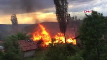 Çorum'da köy evinde çıkan yangın 5 eve sıçradı