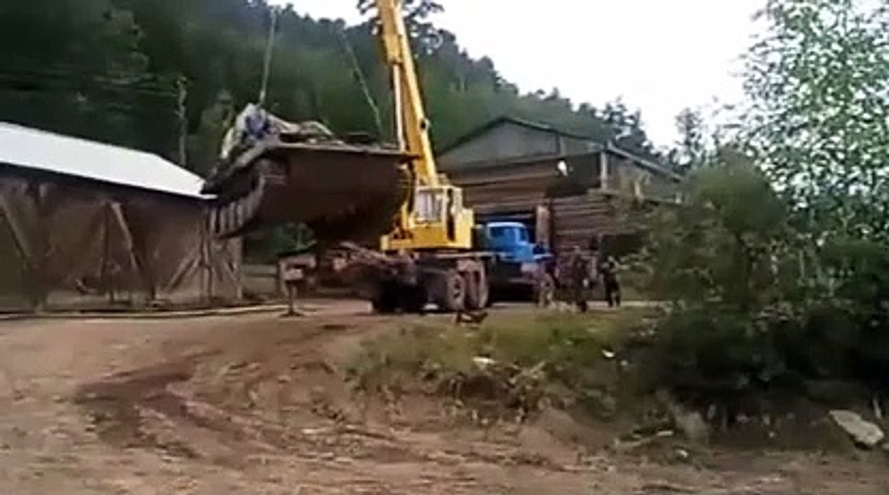 Une grue se retourne car son chargement est bien trop lourd