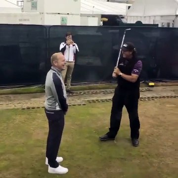 Ce que va faire ce golfeur à un spectateur est dingue... Bonne blague