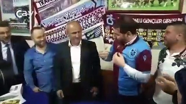 Trabzonspor forması hediye edilen Berat Albayrak: 2010-2011 sezonunun şampiyon formaları yapılmış