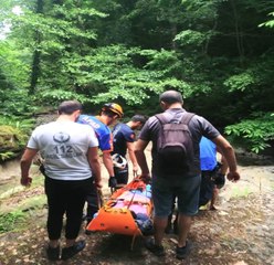 Şelalede ayağı kırılan kadını ekipler 2 kilometre taşıdı