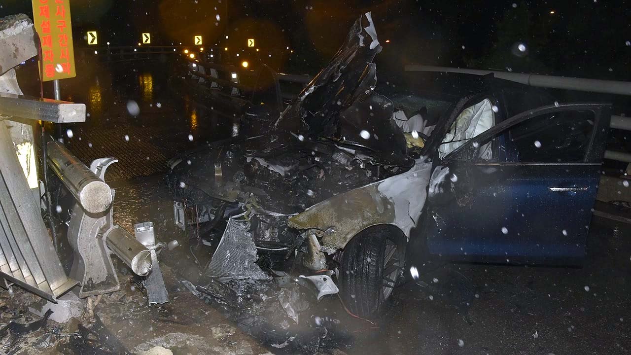 빗길 교통사고 잇따라...'낙뢰 추정' 수천 세대 정전 / YTN