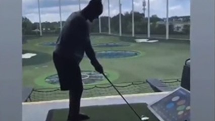Le'Veon Bell shows off his golf skills at driving range