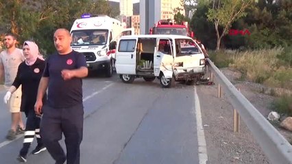 MALTEPE'DE MİNİBÜS VE OTOMOBİL ÇARPIŞTI: 2 YARALI
