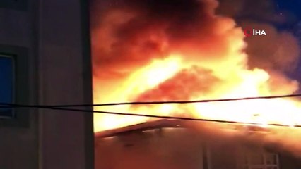 Sultanbeyli'de binanın çatısı alev alev yandı