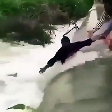 Malgré le courant très violent, le chien qui est tombé dans la rivière, a été repêché sain et sauf !