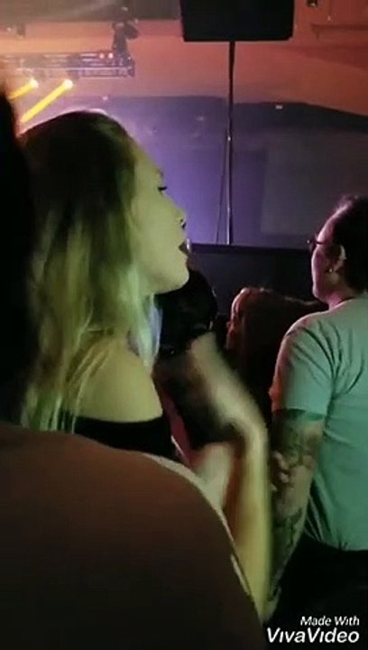 Une fille signe les paroles d'une chanson pendant un concert