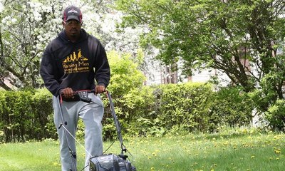 شاب يجوب الولايات الأميركية الـ 50 للقيام بمهمة واحدة... مجاناً!