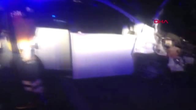 GAZİANTEP'TE HAFİF TİCARİ ARAÇ İLE OTOMOBİL ÇARPIŞTI: 9 YARALI