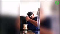 Il plante sa paille dans sa boisson... trop fort!