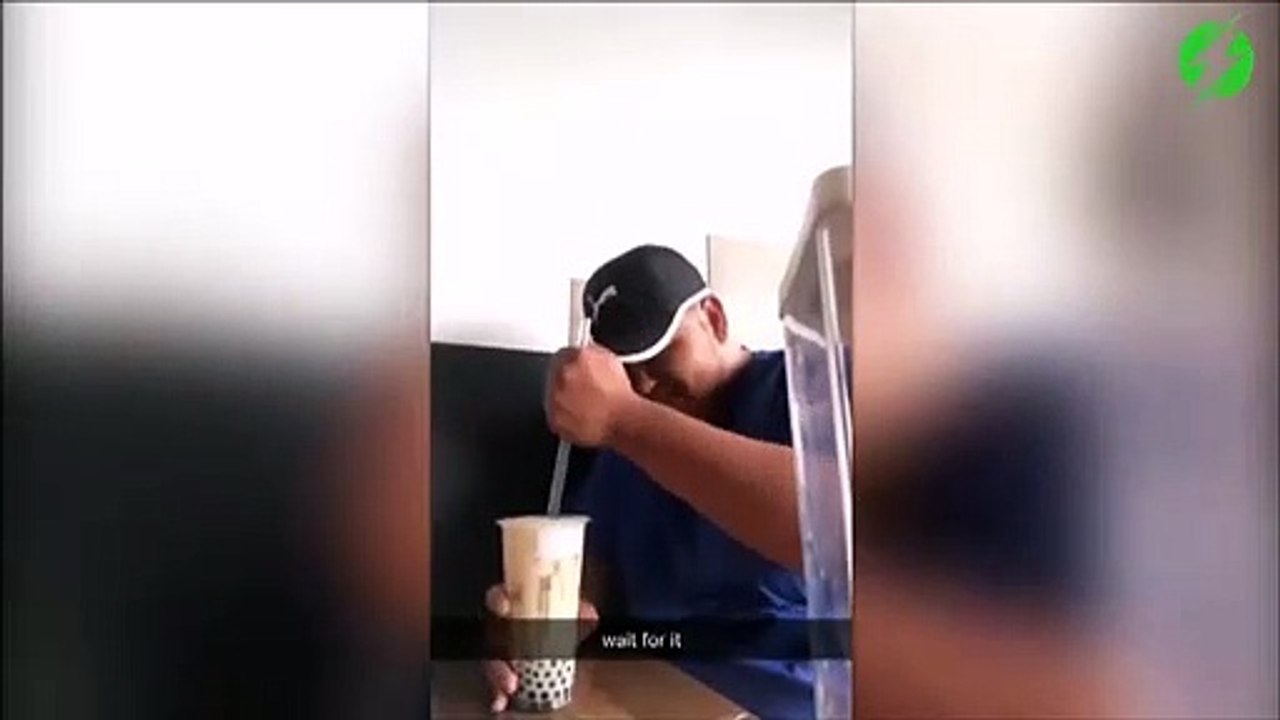 Il plante sa paille dans sa boisson... trop fort!