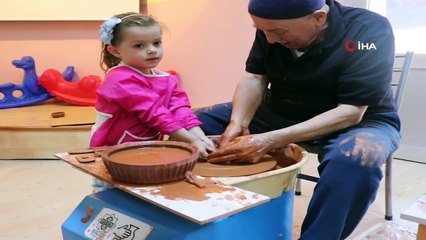 Son çömlek ustası mesleğini çocuklarla buluşturuyor