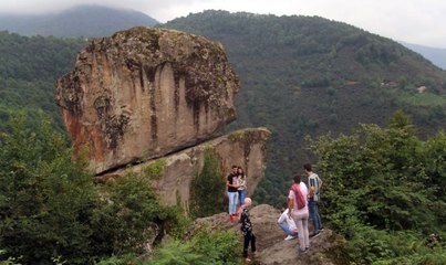 Gelin Kayası efsanesini dinleyenler, iki dev kayayı görmek için Giresun'a geliyor
