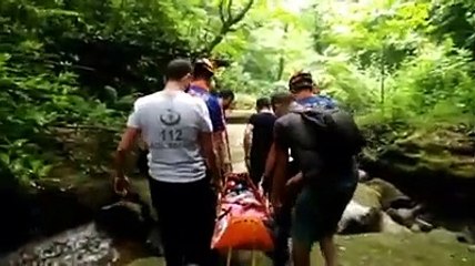 Ayağı kırılan kadını 2 km taşıdılar, hastaneye yetiştirdiler