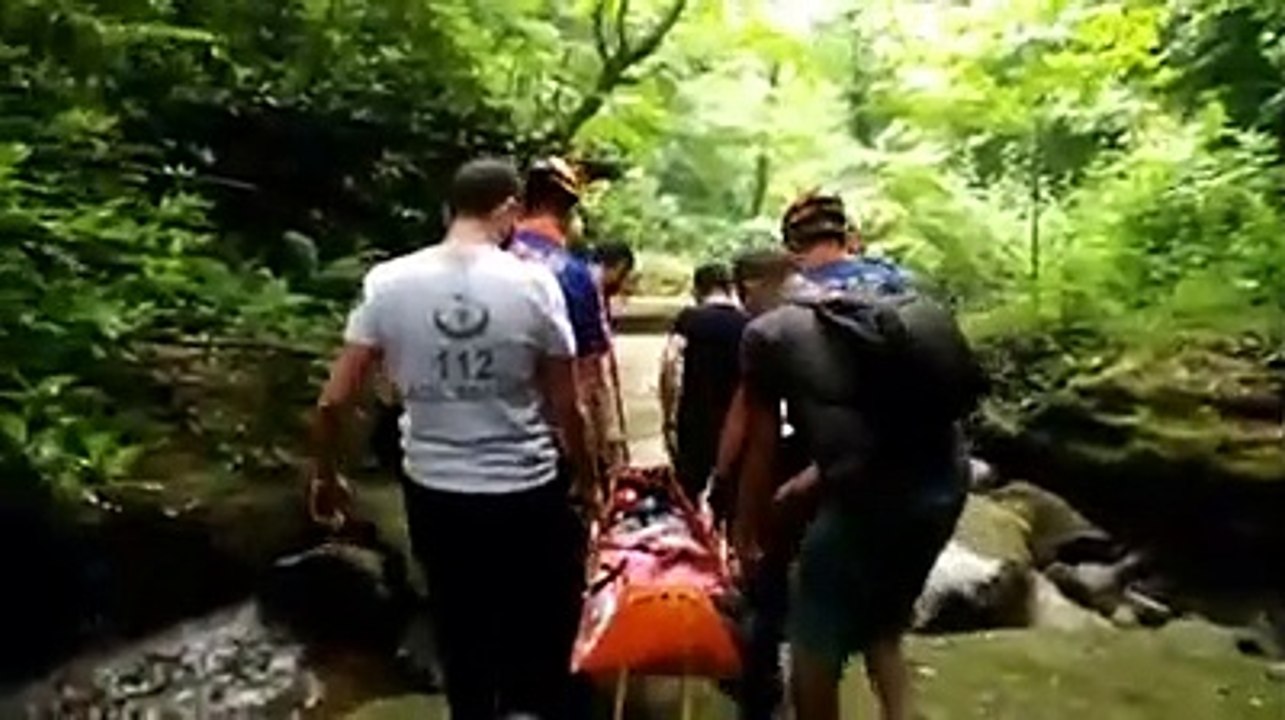 Ayağı kırılan kadını 2 km taşıdılar, hastaneye yetiştirdiler