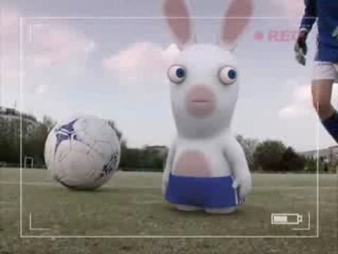 Un lapin crétin qui joue au foot