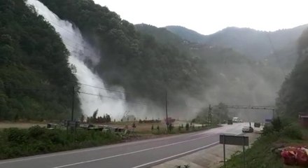 Yapay şelaleyi görenler araçlarından inip fotoğrafını çekti