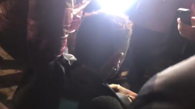 Brésil - L'arrivée surréaliste de Neymar en chaise roulante au poste de police