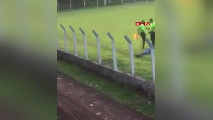 DHA DIŞ ? Hakem, kendisini iten taraftarı tek yumrukta yere serdi