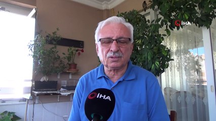 Yolda bulduğu yavru kargaya gözü gibi bakıyor