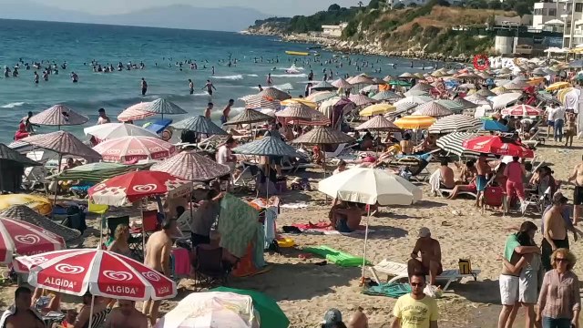 Plajlarda insan seli...Kuşadası Plajları 9 günlük bayram tatilinde yüzde 100 doluluk oranını yakaladı