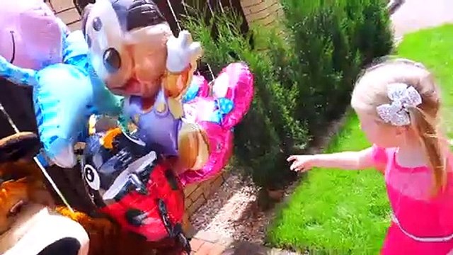 Nastya faire semblant de jouer avec des ballons