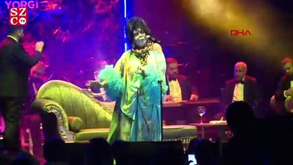 Bülent Ersoy’a sahnede doğum günü sürprizi