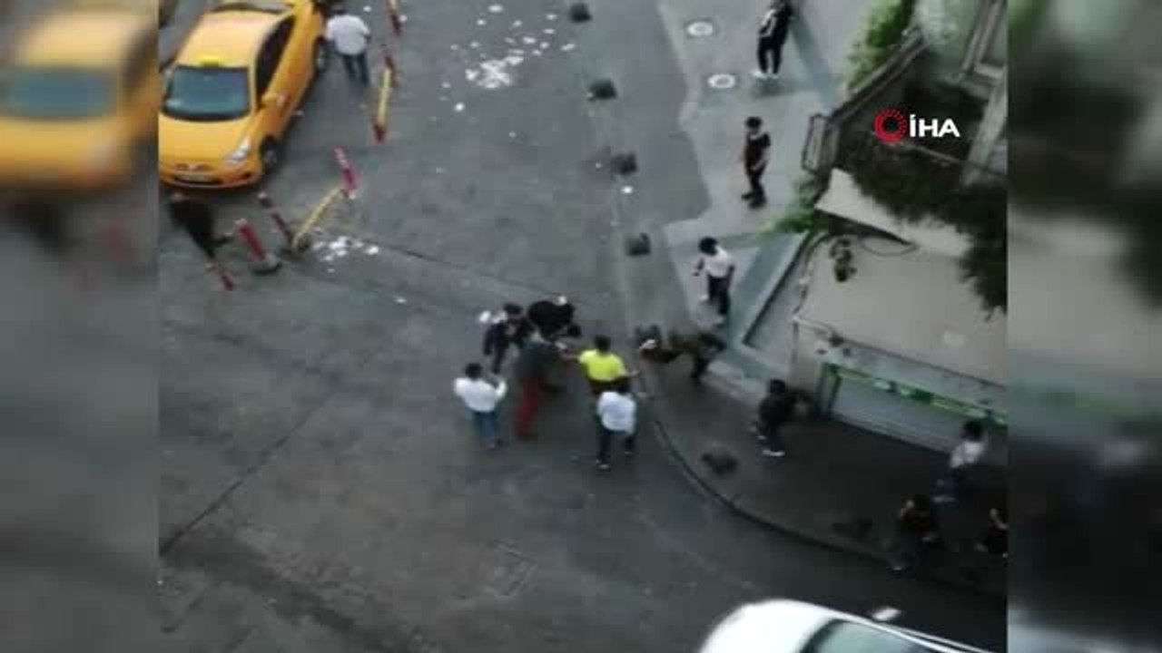 Beyoğlu'nda eğlence mekanı çıkışı tekme tokat kavga kamerada