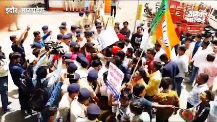 विद्युत वितरण कंपनी के मुख्यालय पर प्रदर्शन