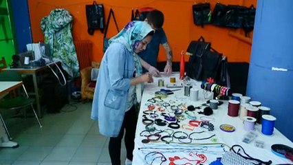 شاهد: "مخيطُ ألم وخيطُ أمل".. أمينة وقصةُ لاجئة أفغانية في اليونان