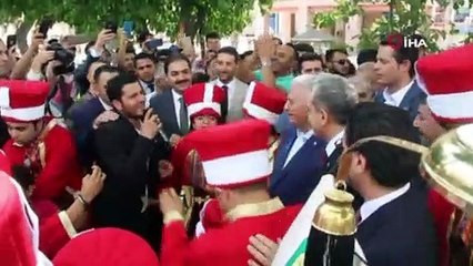 Binali Yıldırım "Urfalıyam ezelden" türküsüne eşlik etti